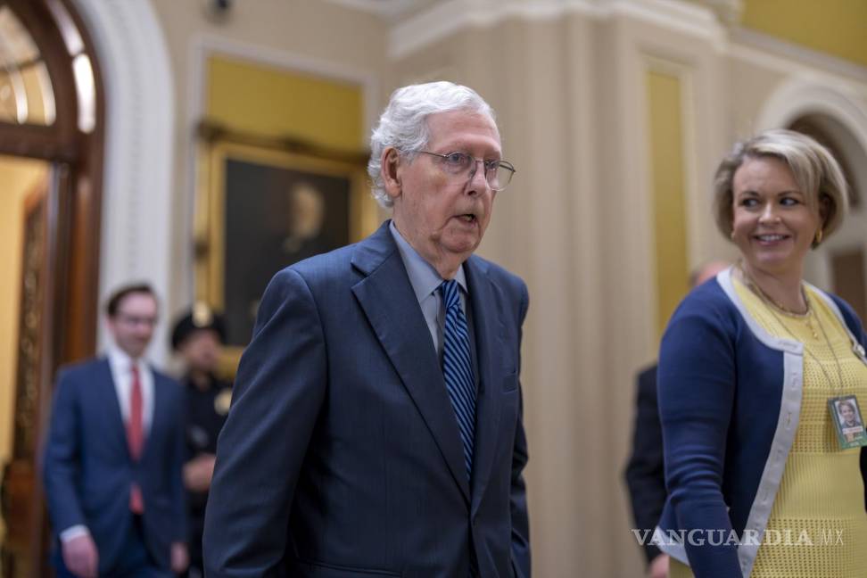 $!El líder de la minoría del Senado Mitch McConnell camina hacia su oficina mientras en el Capitolio, en Washington.