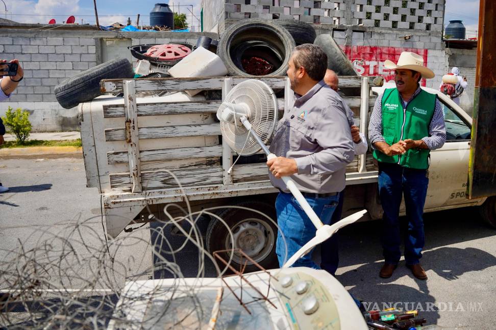 $!Vecinos se sumaron activamente a la limpieza de patios y azoteas para prevenir la propagación del mosquito transmisor del dengue.