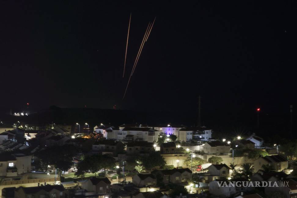 $!Cohetes lanzados contra la ciudad de Gaza son vistos desde el sureste de Israel.