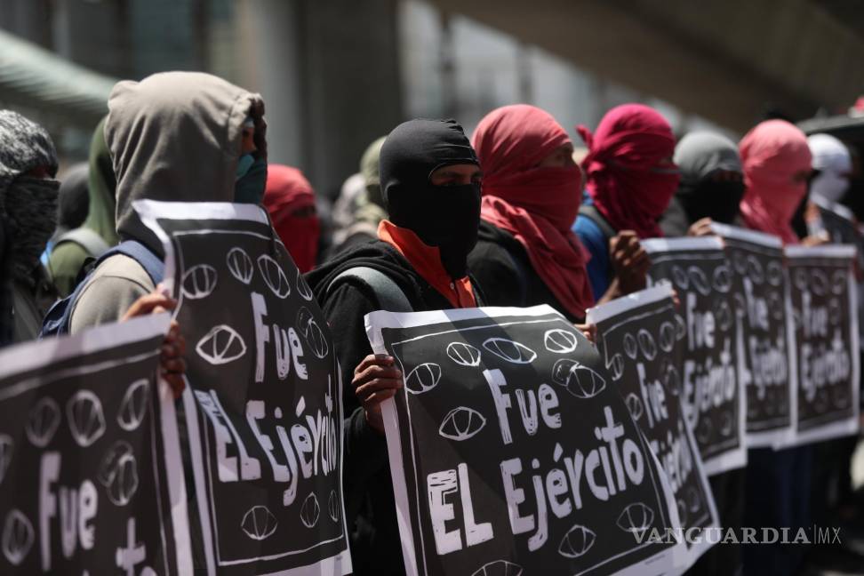 $!Manifestación por los 43 estudiantes desaparecidos de la Escuela Normal Isidro Burgos de Ayotzinapa.