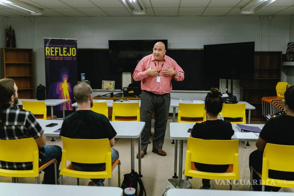 $!John Vacca, quien cumplió condena de cárcel cuando imparte una clase de “Caminos hacia la sanación” para delincuentes primerizos de violencia doméstica.