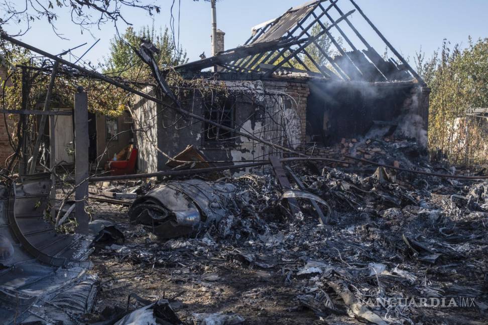 $!Una casa particular dañada y al fondo de los fragmentos de un avión militar ruso que fue derribado, en las afueras de Kostyantynivka, en la región de Donetsk.