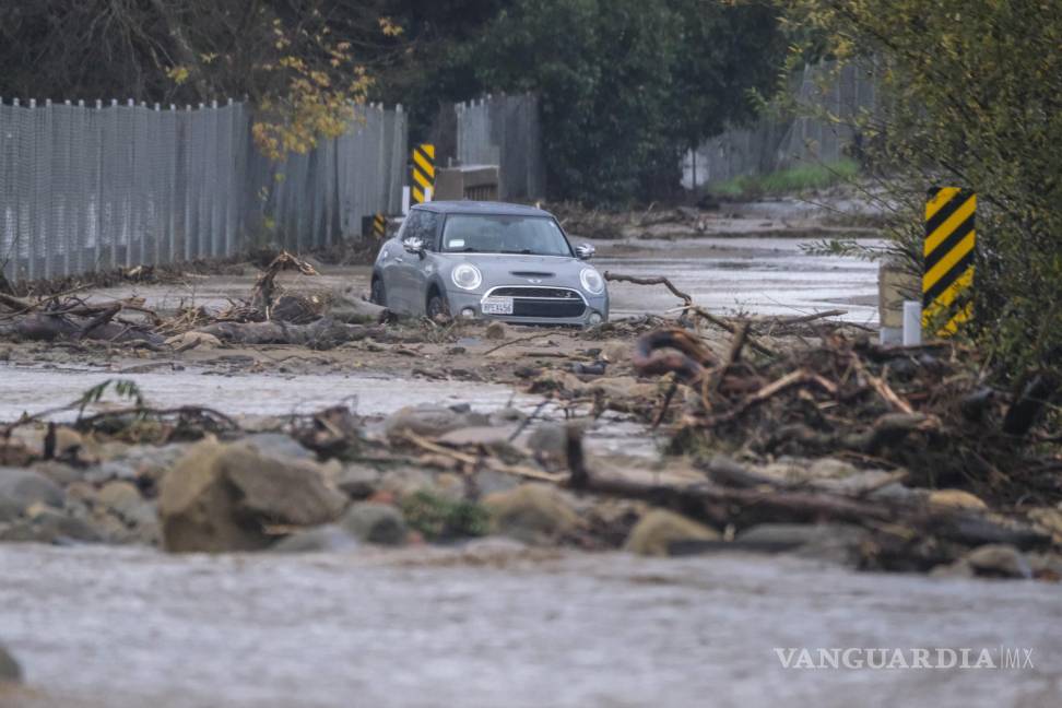 ‘Estamos atrapados aquí’; lluvias, aludes y socavones azotan a California