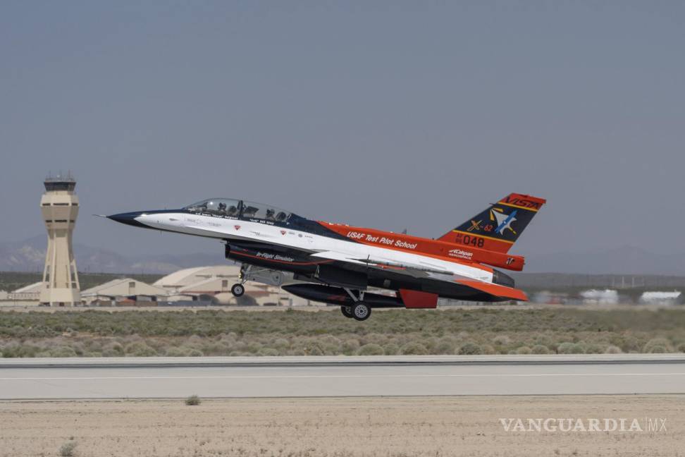 $!El avión X-62A VISTA, un avión de combate experimental F-16 de la Fuerza Aérea habilitado para IA, despega en la Base de la Fuerza Aérea Edwards, California.