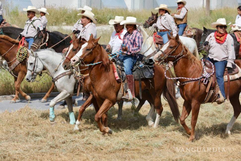 $!Cientos de jinetes participaron en la cabalgata del Rodeo Saltillo, una de las actividades más esperadas del festival que honra la tradición vaquera en Coahuila.