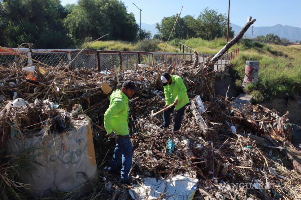 $!Brigadas del programa “Aquí Andamos” realizan limpieza y deshierbe en el puente peatonal que conecta los fraccionamientos América y Valles de las Flores, al oriente de Saltillo.
