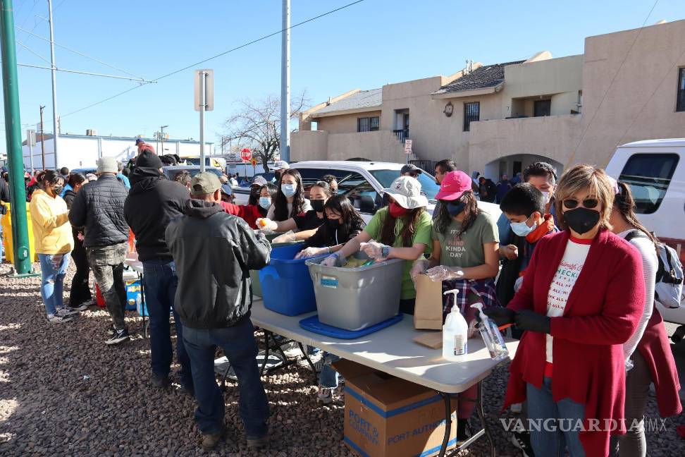 $!Fotografía del 23 de diciembre de 2022 donde aparecen inmigrantes recibendo ayuda cerca de un albergue en El Paso, Texas.