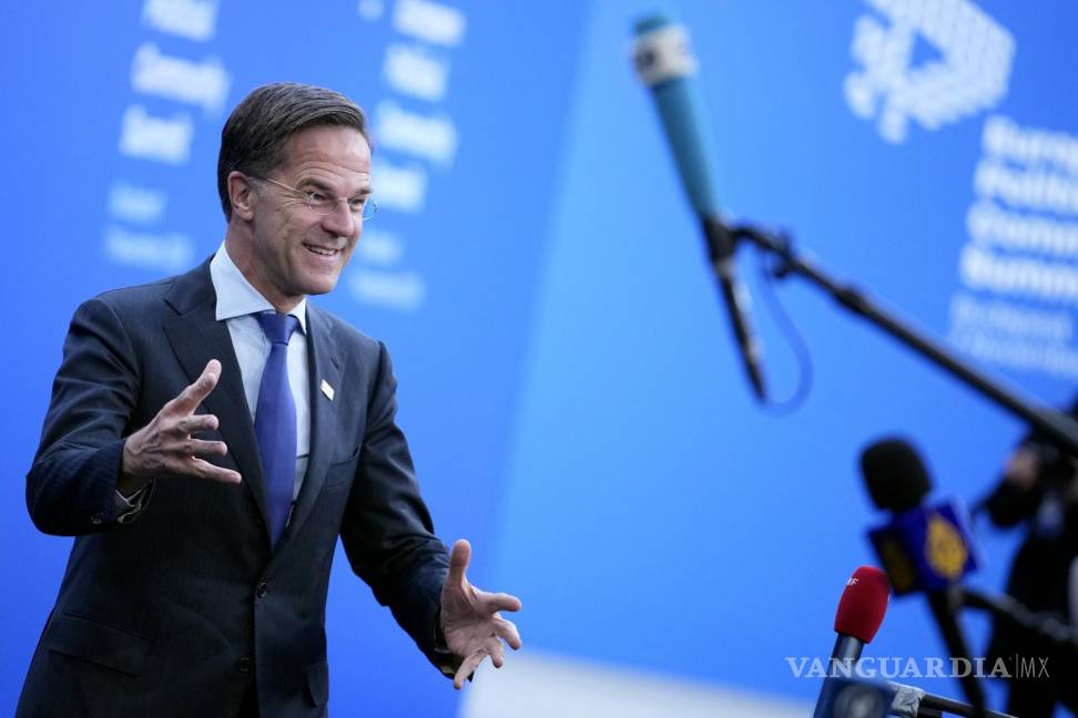 $!El secretario general de la OTAN, Mark Rutte, habla con los medios a su llegada para una Cumbre de la Comunidad Política Europea en Budapest, Hungría.