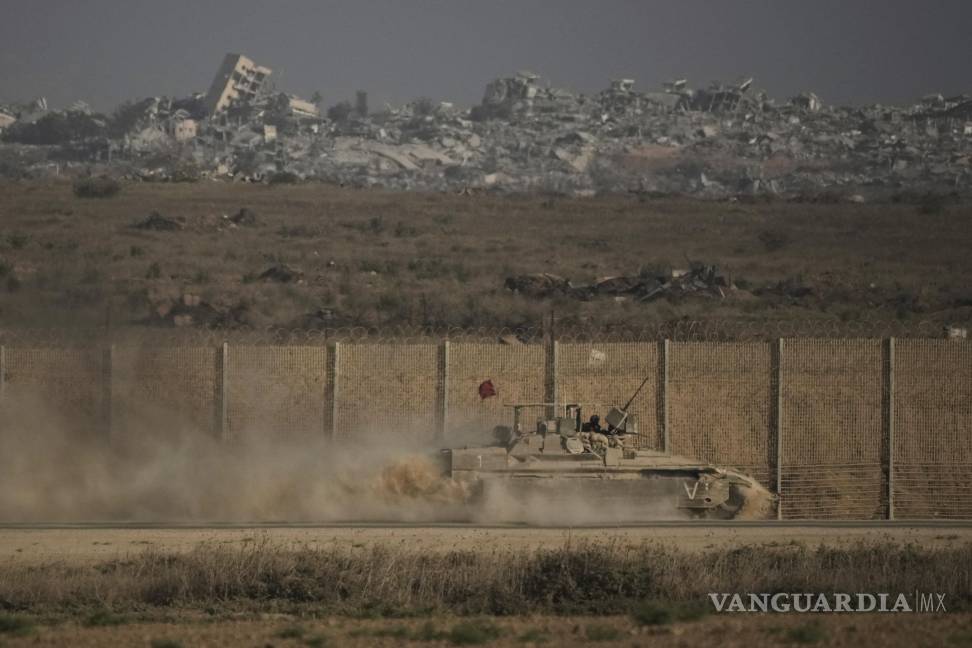 $!Un vehículo blindado israelí avanza por la frontera entre Israel y Gaza, visto desde el sur de Israel.