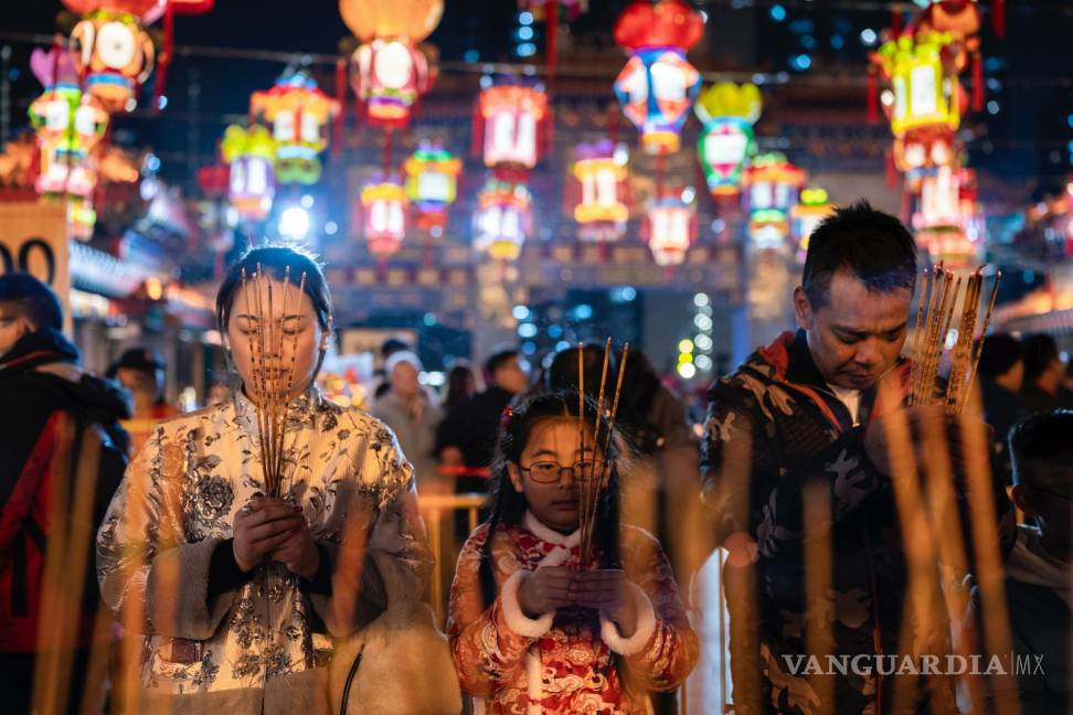 $!Fieles rezan mientras encienden varas de incienso en un templo para recibir el Año Nuevo Lunar, en Hong Kong.