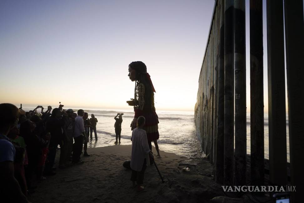 $!La pequeña Amal camina por la playa donde el muro fronterizo que divide a Estados Unidos y México en Tijuana.
