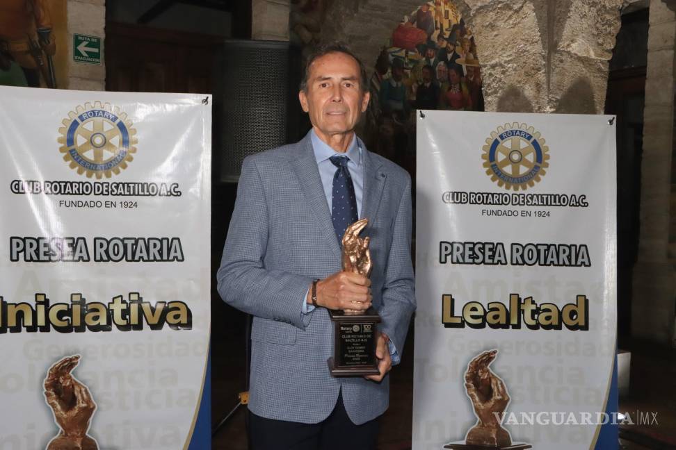 $!Antonio Dewey Castilla recibió la presea en honor a Eloy Dewey, reconocido servidor público y ciudadano ejemplar.