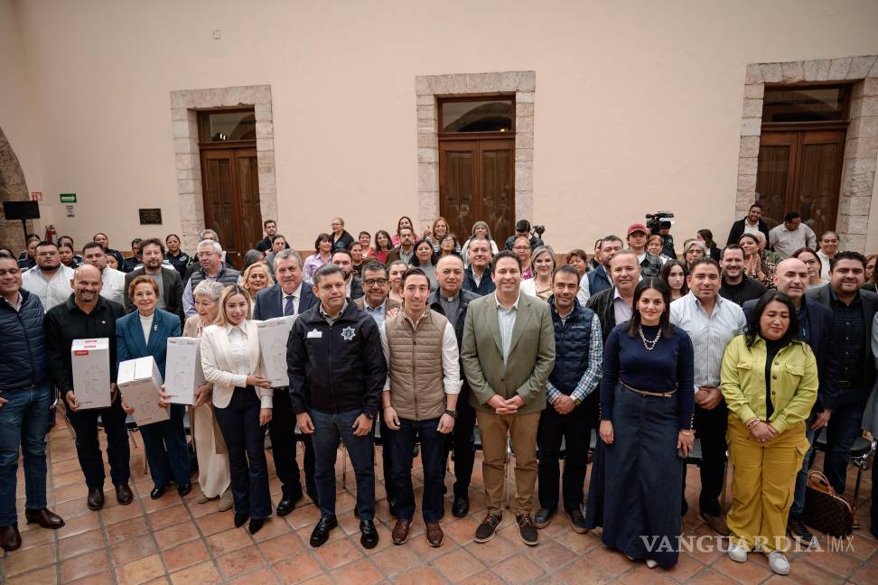 $!Autoridades municipales y estatales, junto con representantes del sector empresarial y la sociedad civil, participaron en la entrega de las 30 nuevas cámaras de vigilancia.