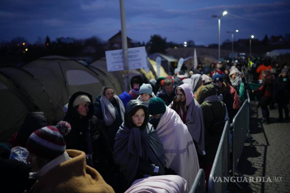 $!Refugiados que huyen de la guerra en la vecina Ucrania hacen fila en el paso fronterizo de Medyka, en Polonia, el 10 de marzo de 2022.