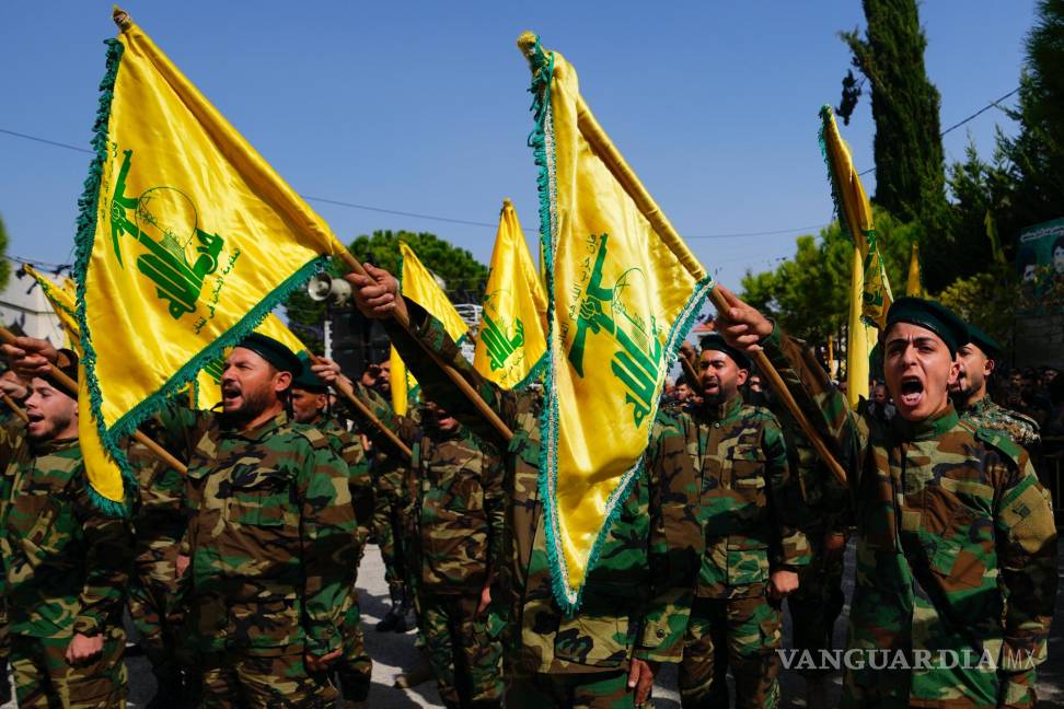 $!Los combatientes de Hezbollah gritan consignas mientras asisten a la procesión fúnebre del combatiente, Bilal Nemr Rmeiti, asesinado por bombardeos israelíes.