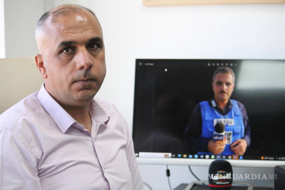 $!Israel apuntó directamente contra su domicilio, hubo un impacto directo sobre su casa, denuncia a EFE Mohamed Bargouti (c), director de noticias de Palestine TV.