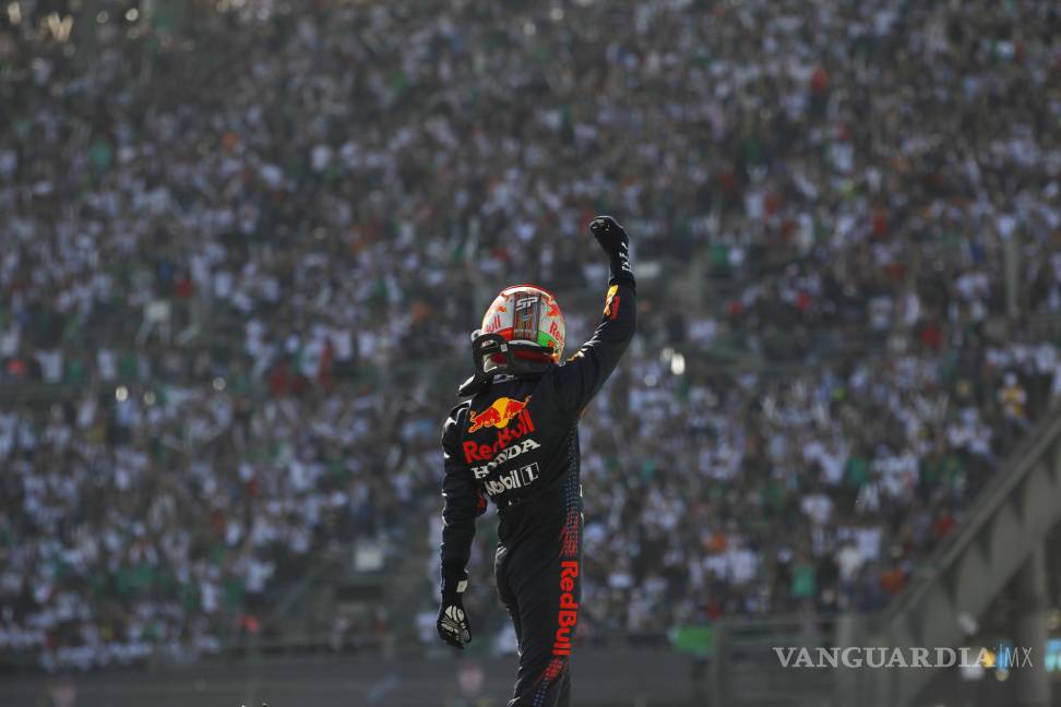 ¡Duro golpe para Mercedes! Lewis Hamilton es descalificado por DRS y Verstappen es multado