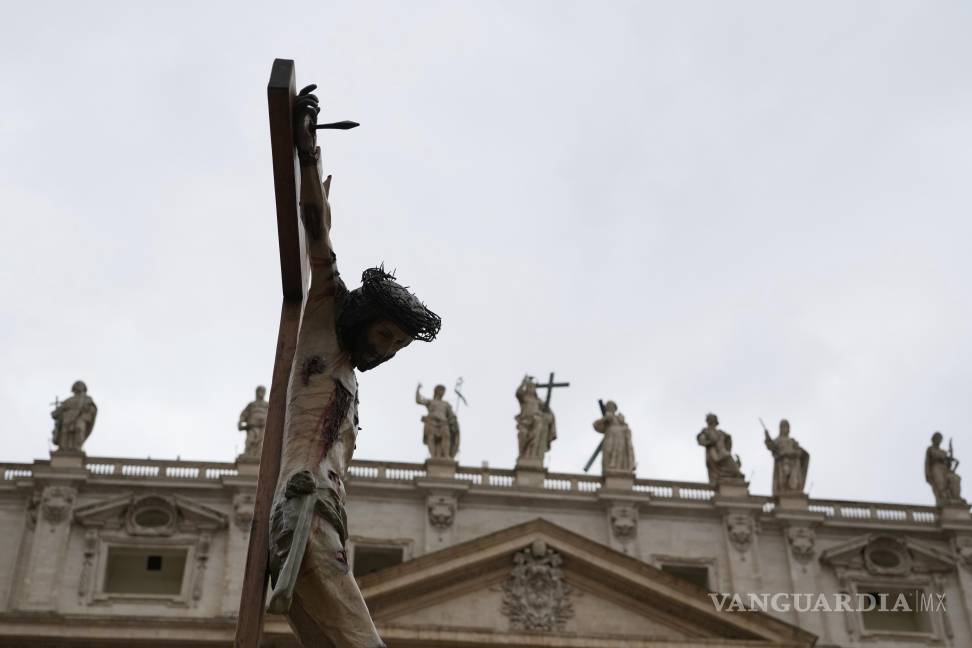 $!Un crucifijo en la Plaza de San Pedro. Las audiencias podrían revelar aún más información no deseada sobre el funcionamiento interno del Vaticano.