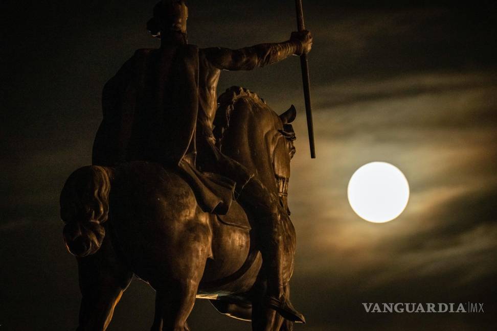 $!Una superluna se eleva detrás de la escultura de Tomislav de Croacia, el primer rey croata, en el centro de Zagreb, Croacia. Durante el fenómeno de la “Luna de fresa”.