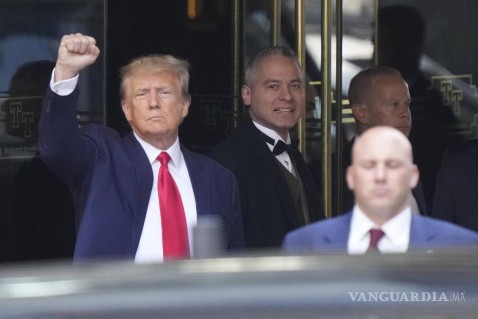 $!Former President Donald Trump leaves Trump Tower in New York on Tuesday, April 4, 2023. Trump will surrender in Manhattan on Tuesday to face criminal charges stemming from 2016 hush money payments. ()