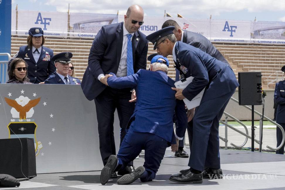 $!El presidente Joe Biden cae al escenario durante la ceremonia de graduación de la Academia de la Fuerza Aérea de los Estados Unidos de 2023 en el Falcon Stadium.