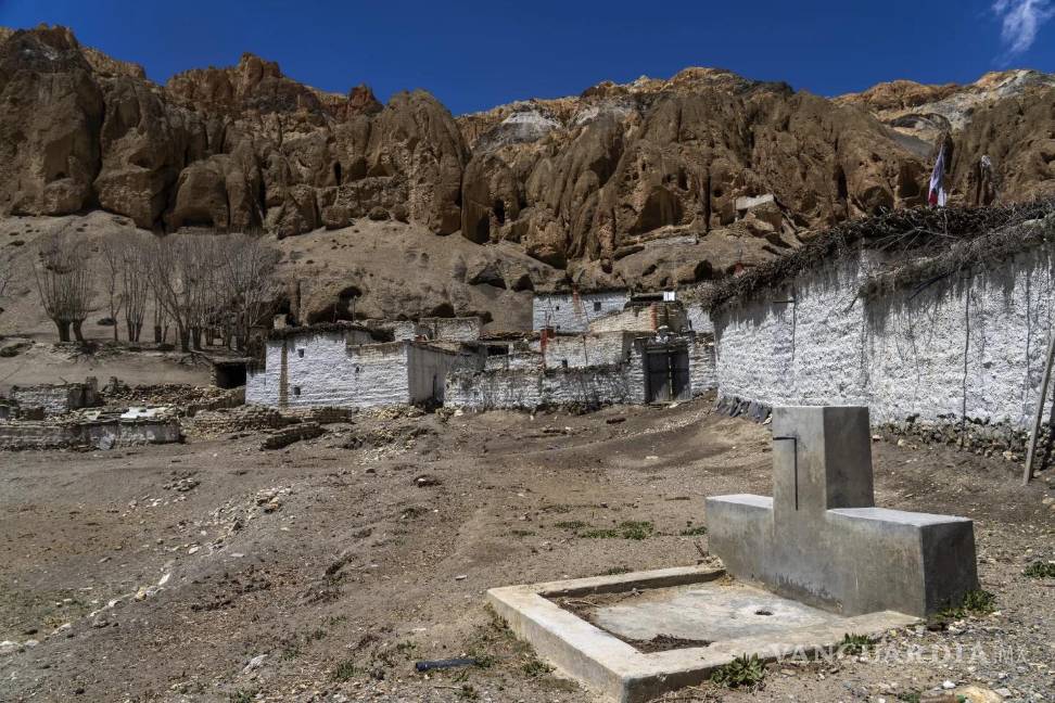 $!Una fuente de agua seca puede apreciarse en el poblado abandonado de Samjung, en la región de Mustang, a 462 kilómetros de Katmandú, Nepal.