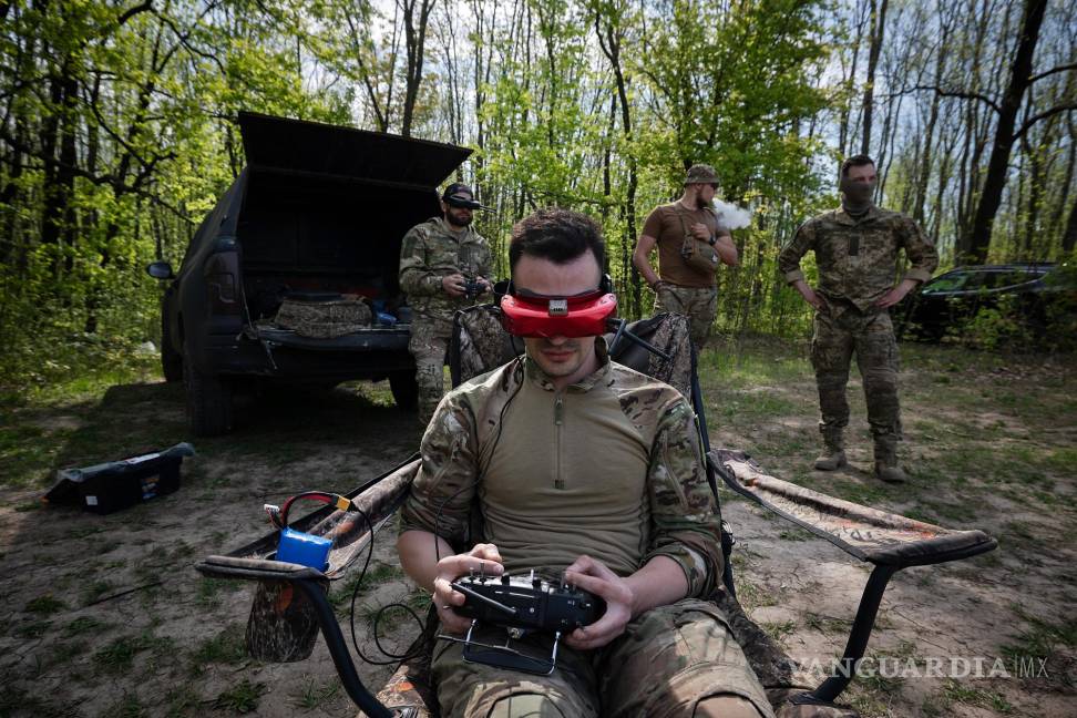 $!Un soldado ucraniano vuela un dron. Volodímir Zelensky, que los ataques con drones, conocidos como Operación Telaraña, habían “debilitado gravemente” las operaciones militares de Rusia.