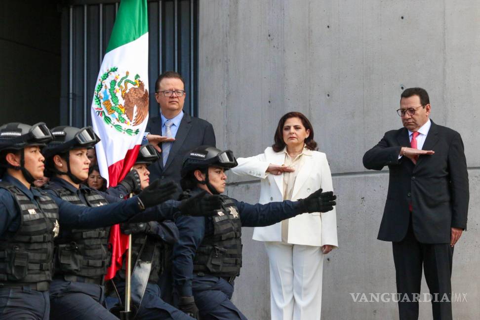 $!Mónica Soto, magistrada presidenta del TEPJF, encabezó el izamiento de bandera para inaugurar la primera sesión del tribunal, hace unos días fue nombrada como presidenta. La acompañaron los magistrado Felipe de la Mata y Felipe Fuentes.