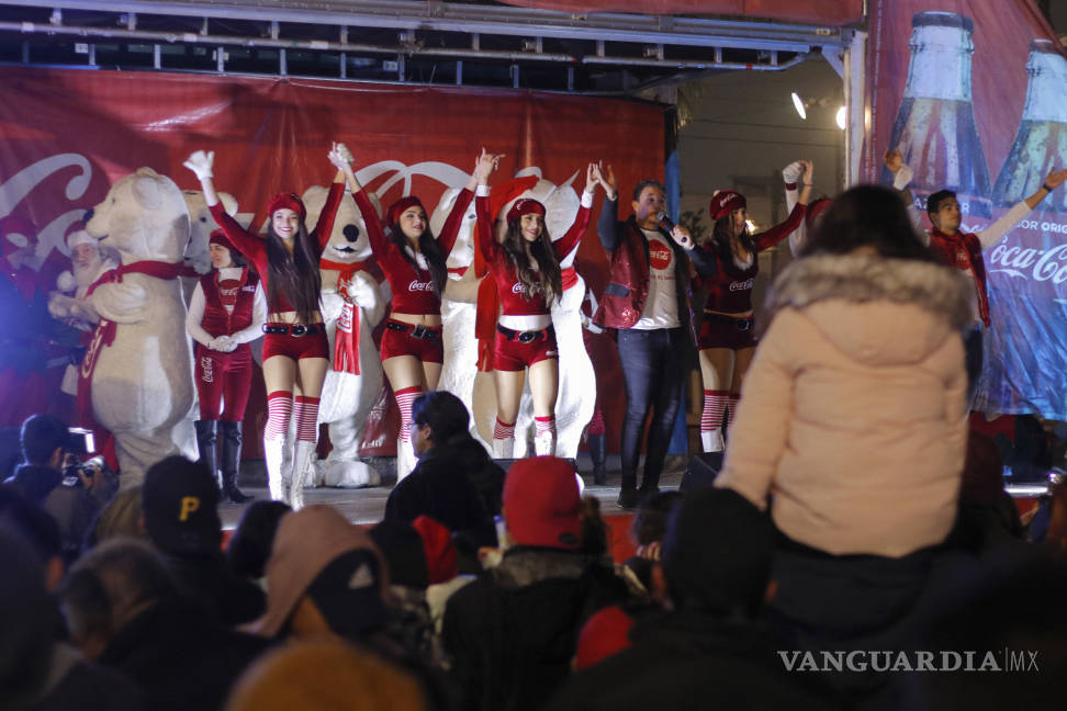 $!En Saltillo, llega Santa Claus a la Plaza de las Ciudades Hermanas para saludar a las familias