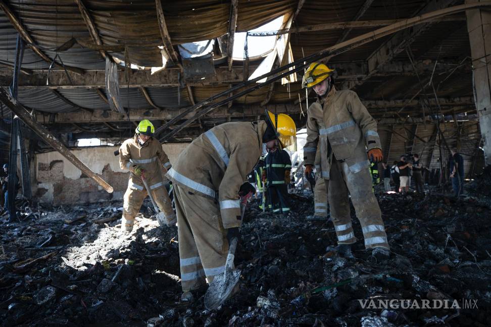 Rescatistas buscan víctimas en centro comercial ucraniano bombardeado por Rusia