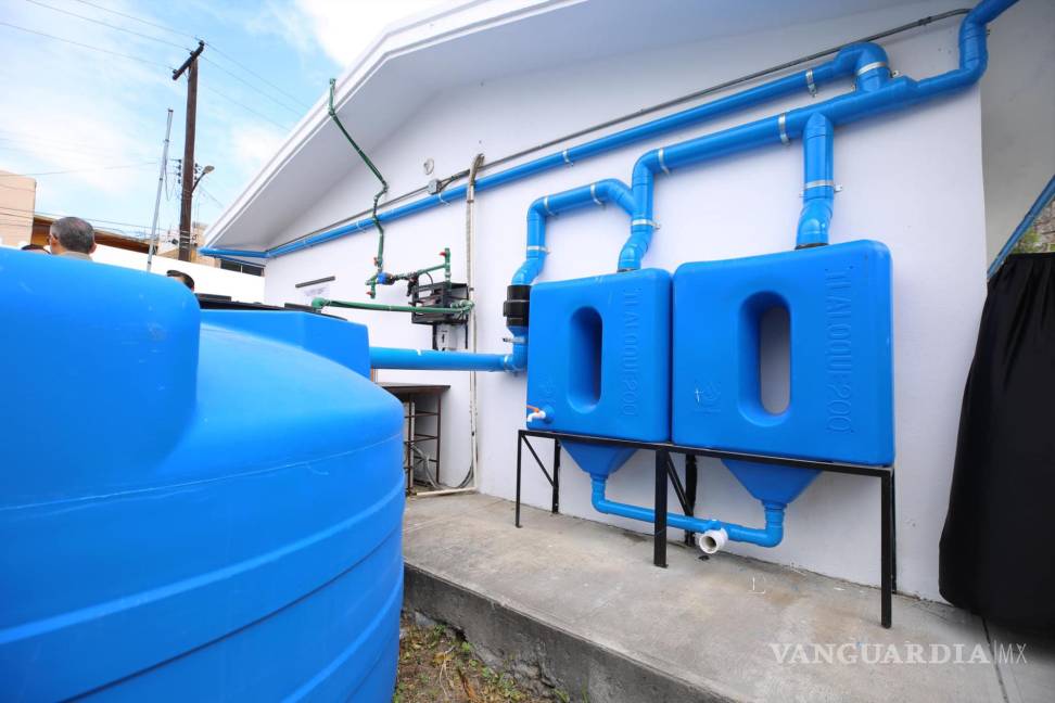 $!Son sistemas de captación y aprovechamiento de agua de lluvia en centros comunitarios y de salud, informó el político regio | Foto: Facebook