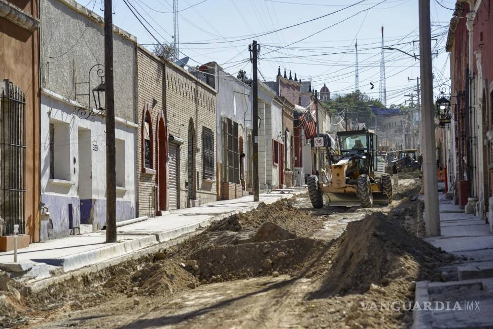 $!Vecinos de la zona centro enfrentan la incertidumbre ante la falta de respuestas sobre la corrección de los niveles de las banquetas en la obra de la calle General Cepeda.