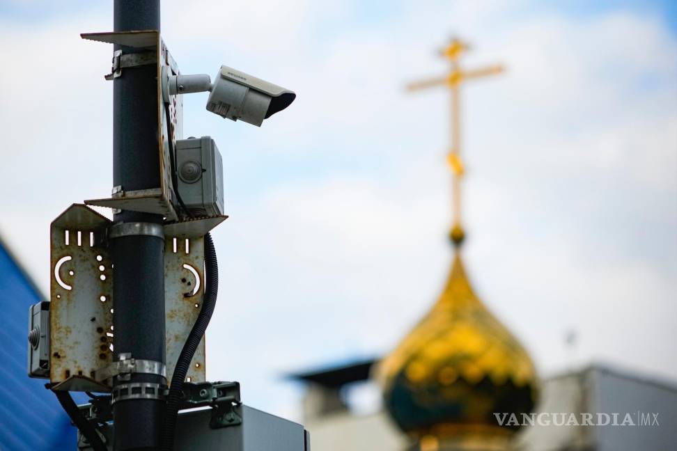 $!En esta imagen de archivo, una cámara de vigilancia instalada en un poste de electricidad en Moscú, Rusia, el 21 de mayo de 2023.