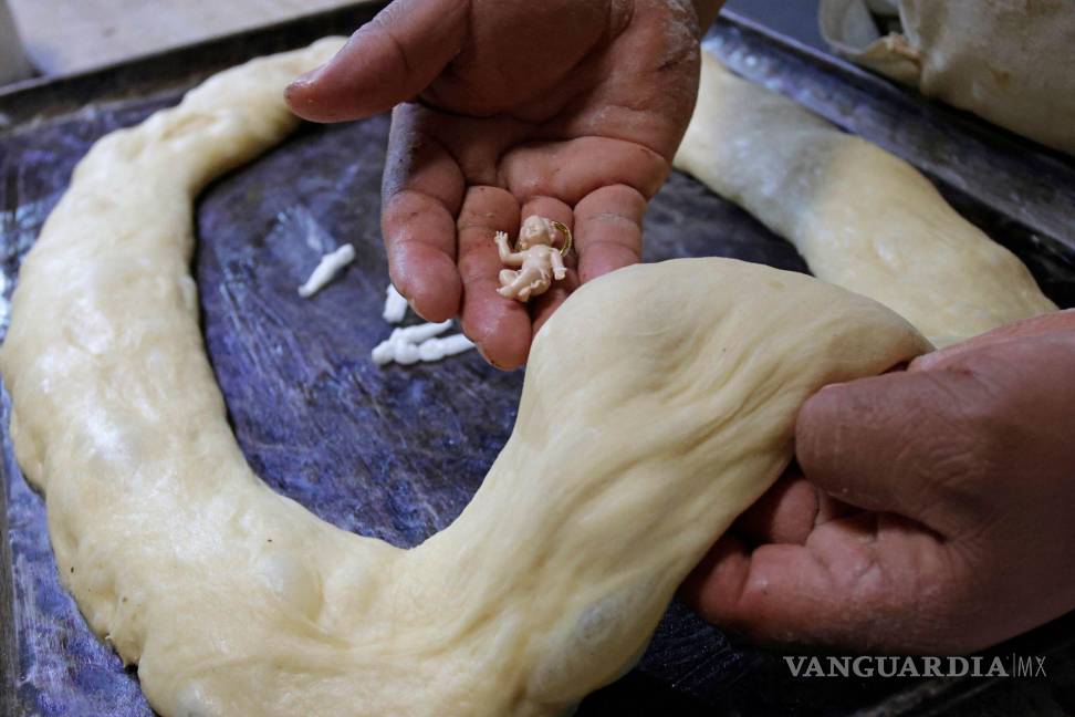 $!Trabajadores de la panadería elaboran Rosca de Reyes, la cual tradicionalmente se comparte en familia previo a la llegada de los Reyes Magos.