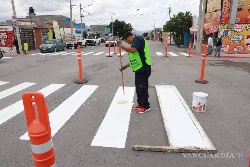 $!El IMMUS pintó cruces peatonales en la colonia Las Teresitas para reforzar la seguridad de los transeúntes.