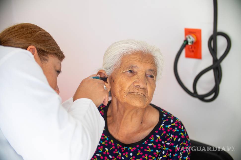 $!Entregan lentes, aparatos auditivos y glucómetros en comunidades de SaltillO.