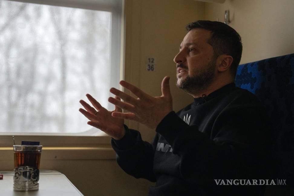 $!El presidente de Ucrania, Volodímir Zelenski, habla durante una entrevista con Julie Pace, vicepresidenta y editora ejecutiva de The Associated Press.