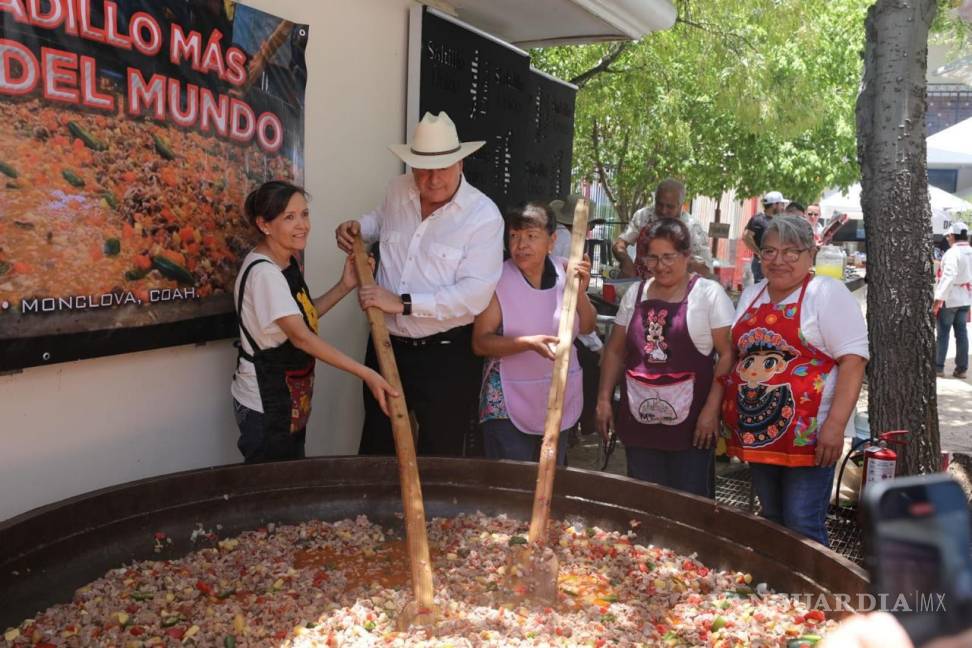 $!El alcalde José María Fraustro Siller disfrutó del Cabrito Fest Coahuila 2024 junto a organizadores y asistentes.