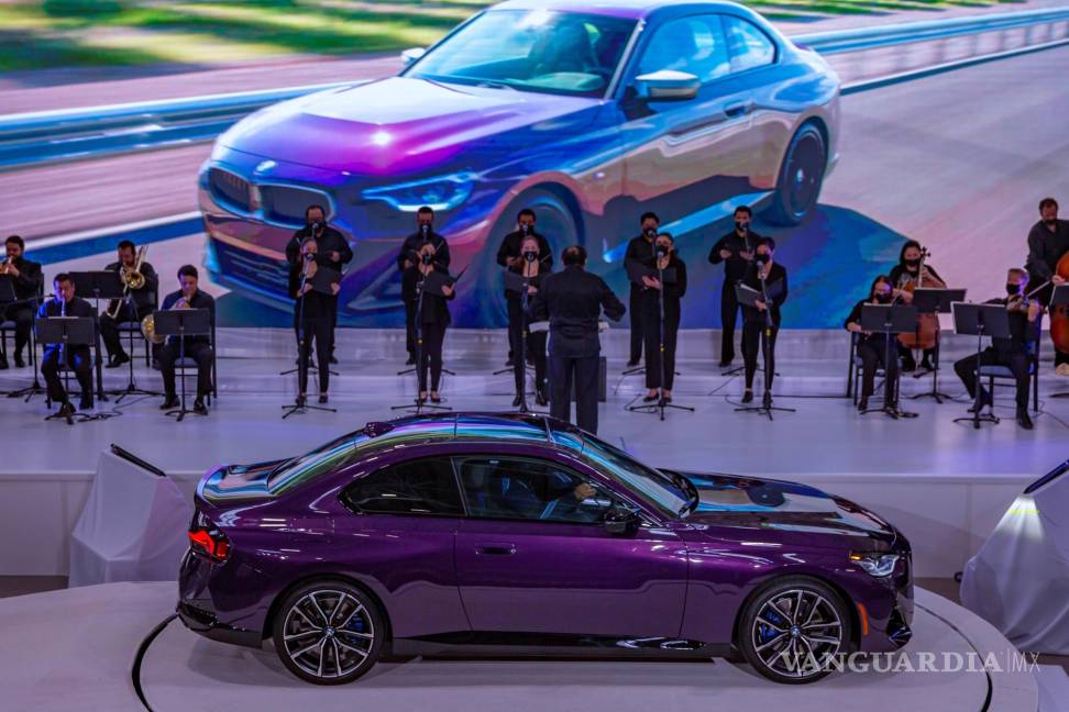 $!Una banda toca durante el acto inaugural de la producción del nuevo vehículo de la Serie 2 Coupé, del BMW, en San Luis Potosí (México). EFE/Carlos Ramírez