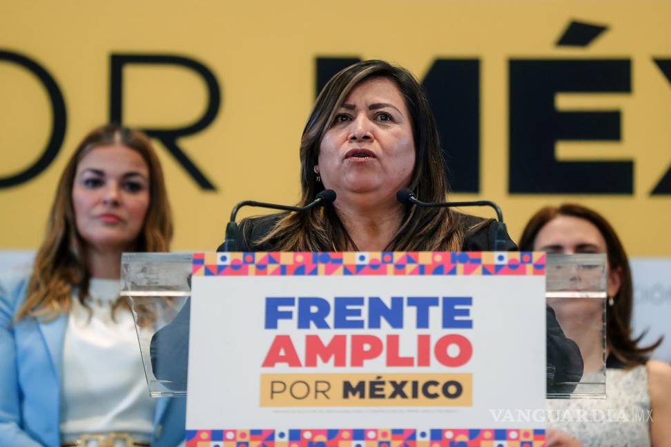 $!La secretaria del Partido de la Revolución Democrática (PRD), Adriana Díaz, habla en una conferencia de prensa en la Ciudad de México (México).