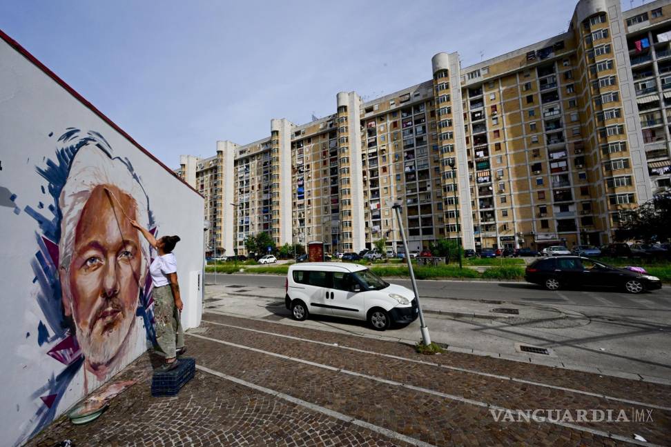 $!La artista italiana Trisha trabaja en un mural dedicado a Julian Assange, para celebrar su ciudadanía honoraria, concedida por la ciudad de Nápoles.