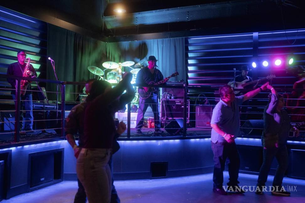 $!Los clientes bailan mientras la banda Sangre Joven toca en Buffalo Thunder Resort Casino en Santa Fe, Nuevo México.