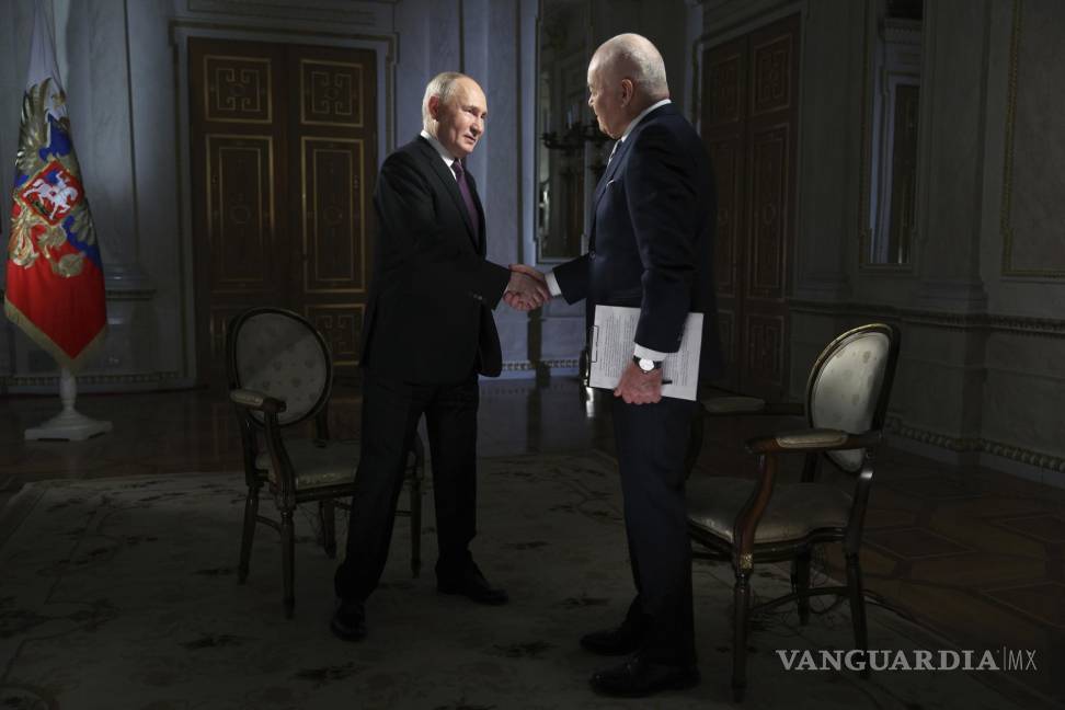 $!El presidente ruso, Vladimir Putin, le da la mano al director general del Rossiya Segodnya International Media Group, Dmitry Kiselev, después de la entrevista.