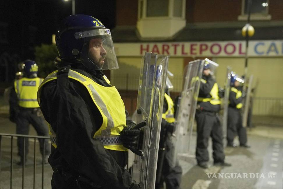 $!Agentes de policía hacen guardia en las calles de Hartlepool, Inglaterra, luego de una protesta violenta tras el asesinato de tres niñas que fueron apuñaladas.