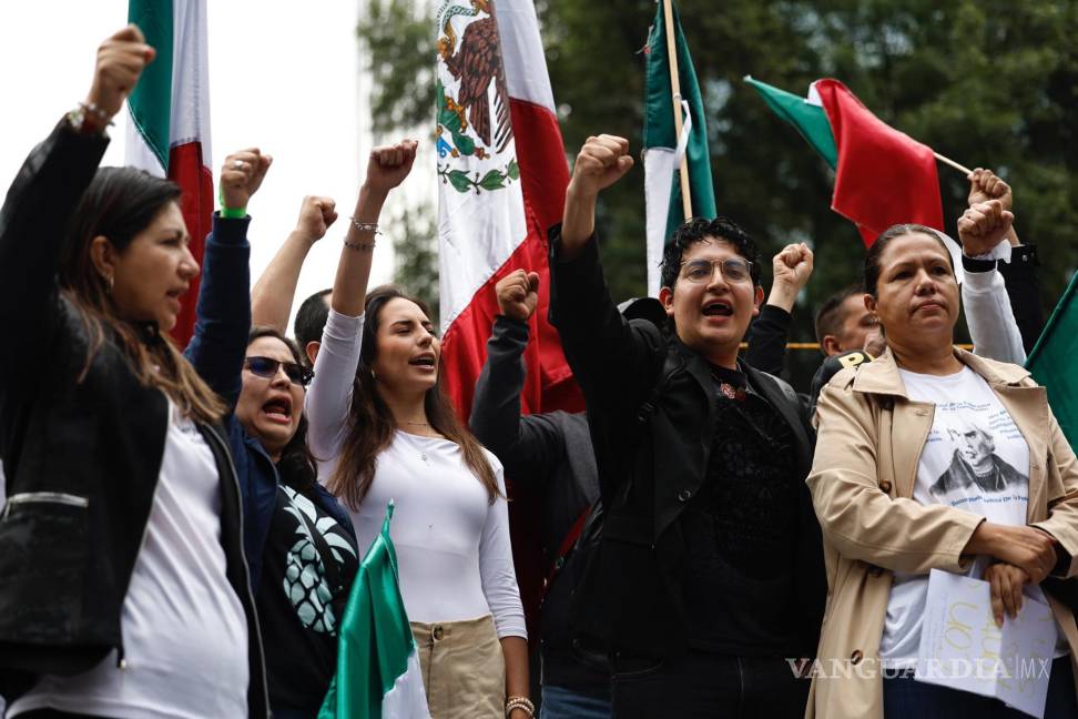 $!La directora nacional de la Asociación de JUFED, Juana Fuentes (c), habla en una manifestación en los alrededores del Senado de la República, en Ciudad de México.