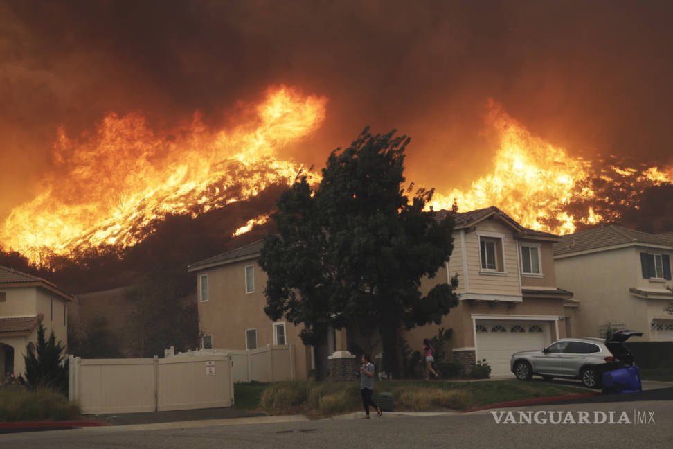 $!Incendios consumen a California
