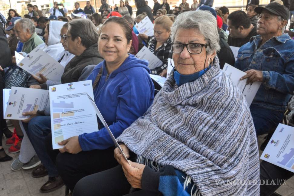 $!Entrega Jorge Zermeño escrituras a 100 familias en Torreón