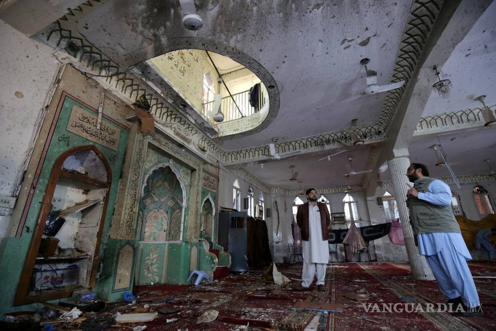 $!Musulmanes chiítas paquistaníes inspeccionan las secuelas de la explosión de una bomba en una mezquita musulmana chiíta. EFE/EPA/Arshad Arbab