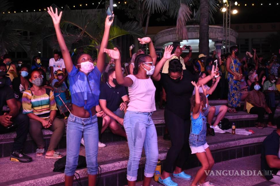 $!Varias personas celebran la ceremonia de declaración de la transición de Barbados a una república parlamentaria. EFE/Barbados Today