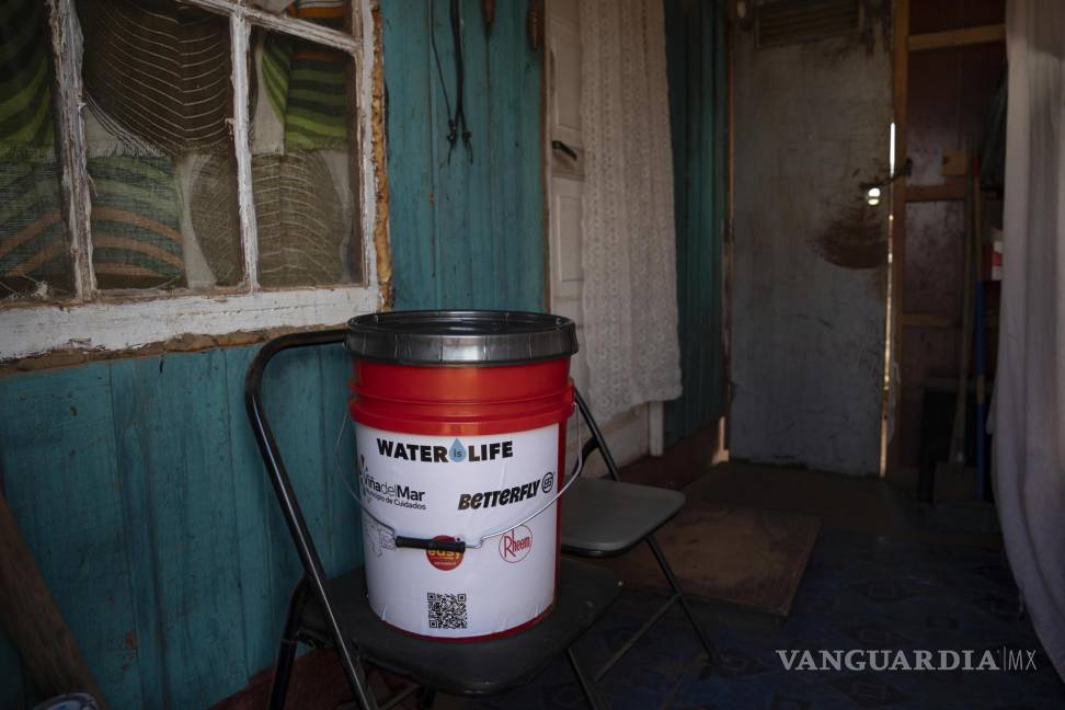 $!Uno de los sistemas de filtros que la Water is Life entregó a poblaciones sin acceso a agua pura en el campamento Parcela 11 de Forestal Alto en Viña del Mar, Chile.